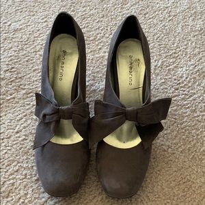 Grey suede heels with bow